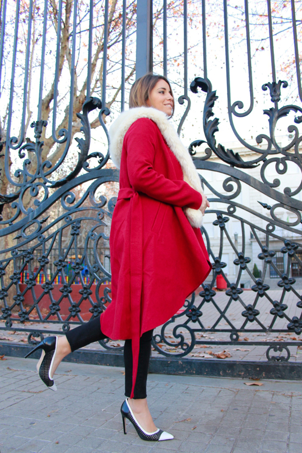 loreto-made-in-style-fashion-blogger-she-inside-red-coat-abrigo-rojo-capucha-pelo-blanco-black-and-white-0028-1
